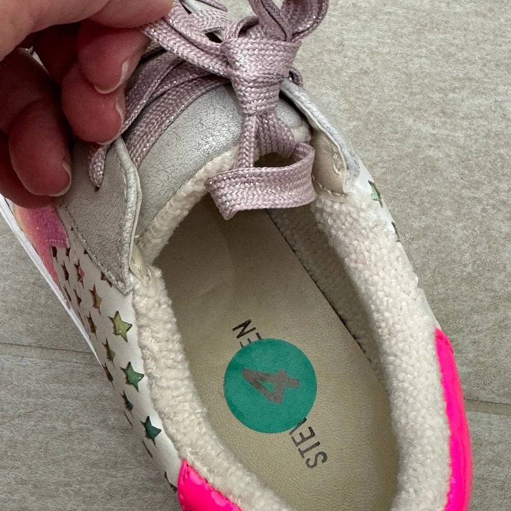 ⭐️🆕Steve Madden Girls Colorful and Fun Rezume Sneakers, 4⭐️